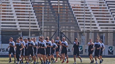 Los jugadores albinegros ya fueron liberados por el club. (Foto: Archivo Juan Thomes).