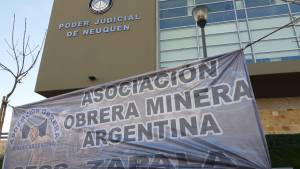 Mineros de Andacollo pasan la noche encerrados en la entrada de la Ciudad Judicial