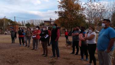 Vecinos de 4 asentamientos de Cipolletti se organizaron para exigir el servicio de electricidad. (Foto gentileza)