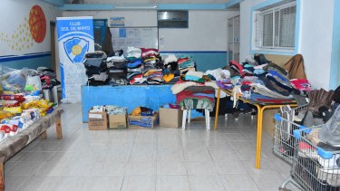 Antes de las viandas, Sol hizo una colecta de ropa y alimentos. (Foto: Facebook Sol de Mayo)
