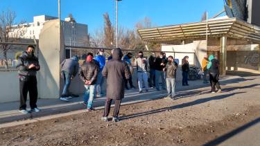 Trabajadores del casino de Cipolletti reclaman pago de sueldo. (Foto: Gentileza Miguel Ángel Parra)