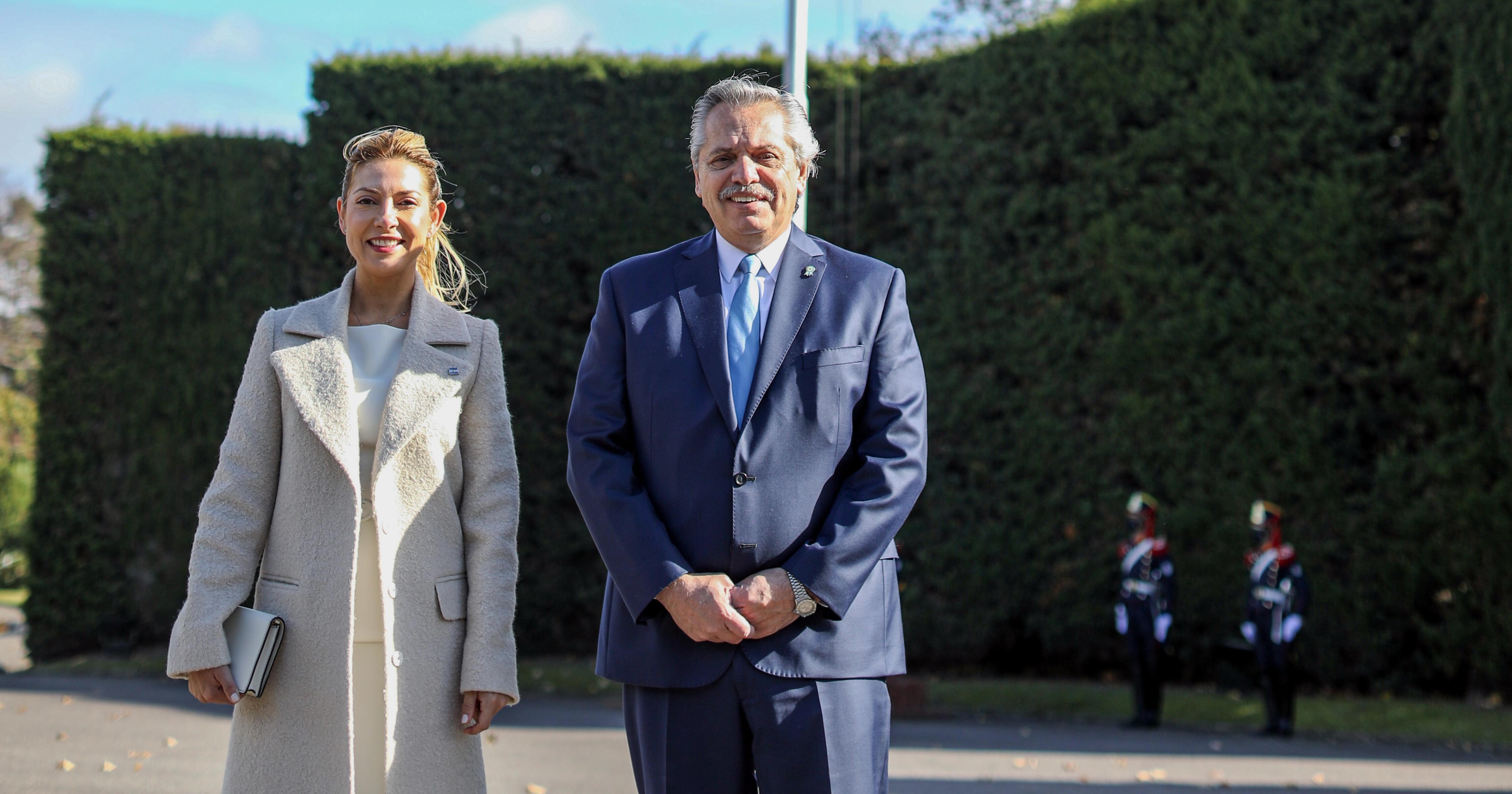El presidente Alberto Fernández junto a su pareja Fabiola Yáñez, participó en Olivos del acto en conmemoración de un nuevo aniversario de la Revolución de Mayo. Foto: Presidencia