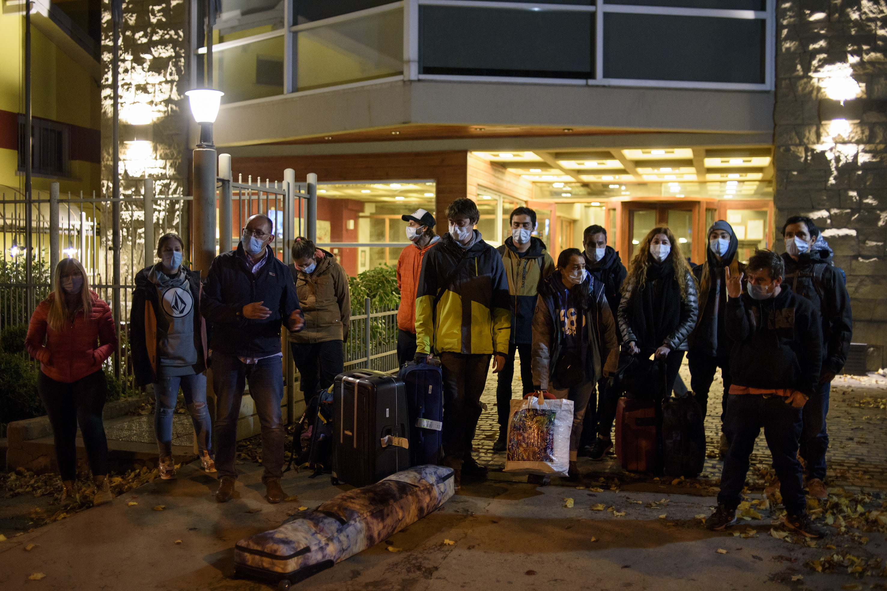 El primer grupo de trabajadores que regresó desde Andorra a Bariloche. (Foto: Marcelo Martínez)