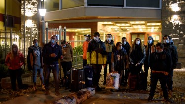 El primer grupo de trabajadores que regresó desde Andorra a Bariloche. (Foto: Marcelo Martínez)