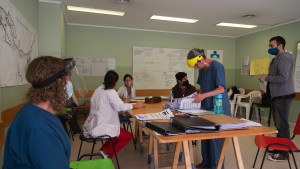 Como detectives, rastrean el coronavirus por Bariloche