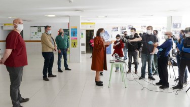 La gobernadora Arabela Carreras entregó camas ayer en el hospital de Bariloche, en la ciudad que volvió a tener un brote de COVID 19. Foto: Alfredo Leiva