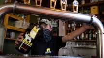 Imagen de Cervecerías y chocolaterías de Bariloche quieren vender por ventanilla