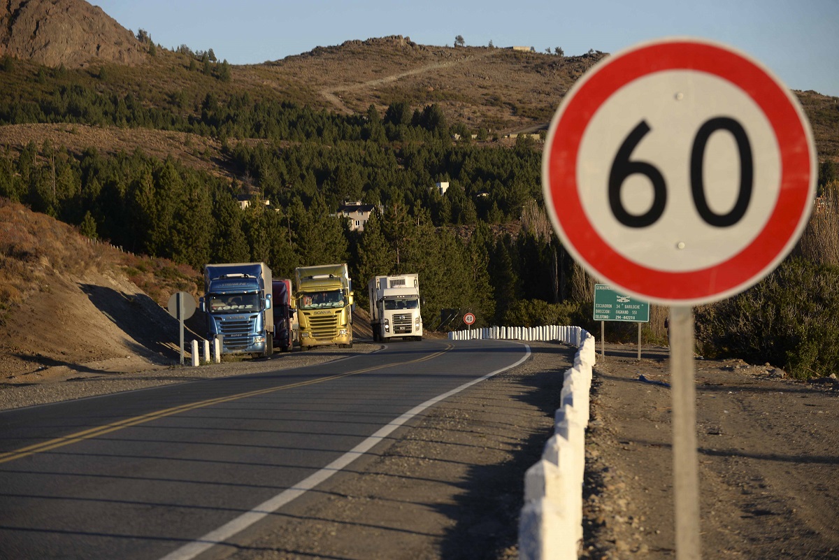 Camiones procedentes de Chile cruzan todos los días por el ejido de Bariloche y Dina Huapi. (Foto de archivo de Alfredo Leiva)