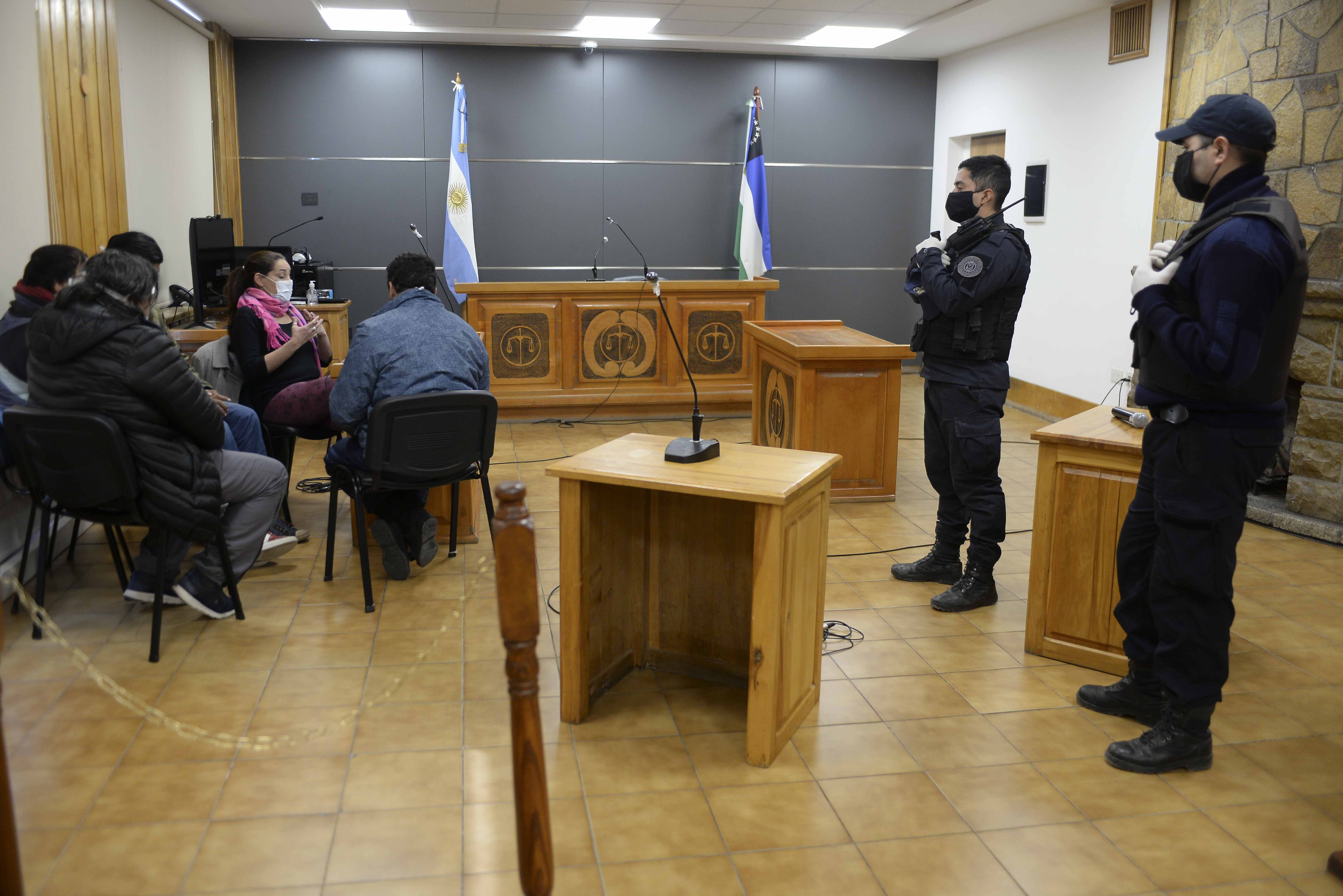 Los cuatro imputados comparecieron junto a su defensora particular a la audiencia de formulación de cargos. (Foto Alfredo Leiva)