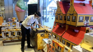 Comercios aliviados y expectantes en el primer día de reapertura en Bariloche