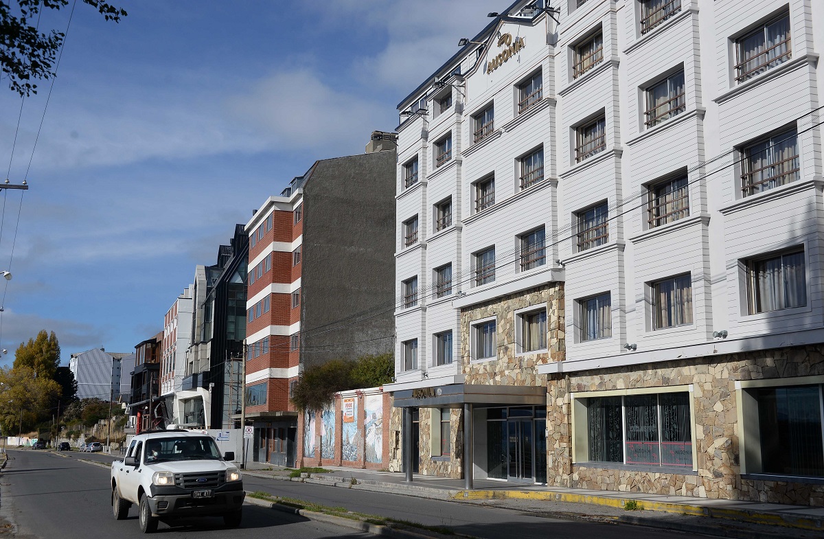Bariloche tiene unos 15.000 trabajadores vinculados a la hotelería y gastronomía que formalmente están suspendidos. Foto: Alfredo Leiva.