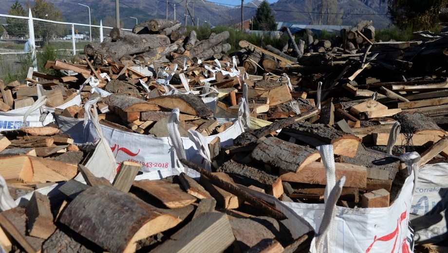 En Bariloche, el municipio tiene su propio Plan Calor y licitó la compra de leña para hacer la primera entrega antes del invierno.  Foto: archivo