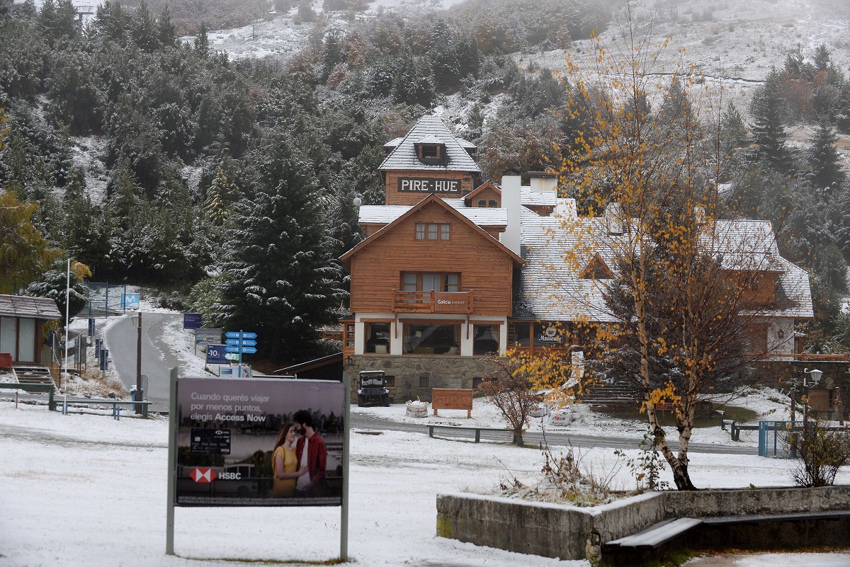 Las primeras nevadas llegaron al cerro Catedral y se activó el operativo para estar listos para arrancar la temporada. Foto: Alfredo Leiva