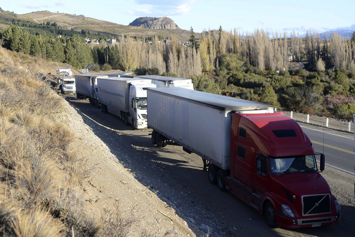 Los camiones chilenos transitan por la ruta 40 la Patagonia Argentina para llevar mercadería al extremo sur de su país. Foto Archivo: Alfredo Leiva