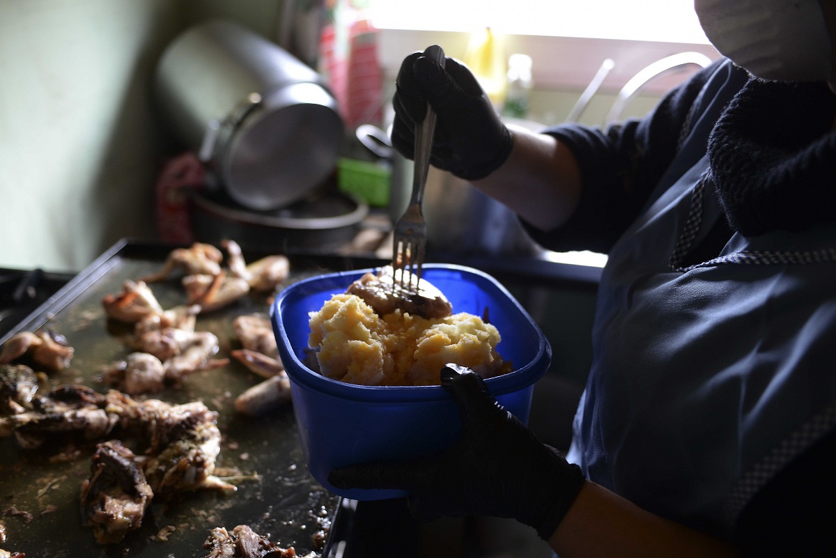 La asistencia alimentaria en Bariloche se multiplicó y llegó en mayo a más de 13.000 módulos alimentarios. La ciudad sigue en emergencia. Foto: Alfredo Leiva