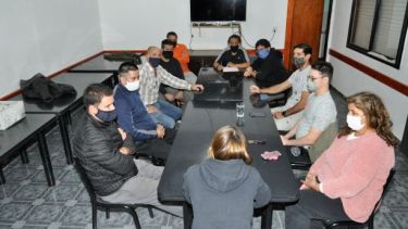 Este sábado a las 20 Hs. el CEOM se reunió en el cuartel de Bomberos Voluntarios para analizar la situación epidemiológica de Jacobacci. Allí se decidió iniciar una investigación sobre el ingreso del joven de 18 años y volver a Fase 1. (Foto: José Mellado) 