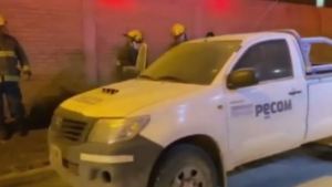 Investigan el incendio de una camioneta de Pecom