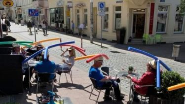 Este bar alemán reparte sombreros con flotadores de espuma para mantener la distancia. Foto: Facebook/Cafe&Konditorei Rothe
