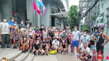 Argentinos varados en Tailandia frente a la embajada, que cerró sus puertas.