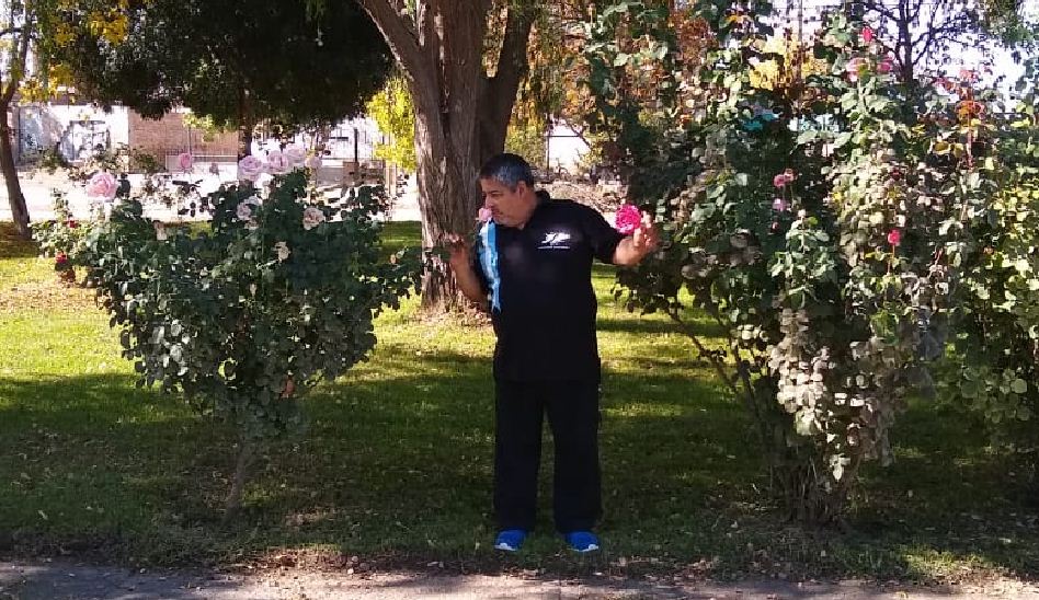 Héctor Gil en la plaza de Choele Choel donde plantó las rosas. Neuquino, vivió desde los 9 años allí, al norte de la Patagonia. Murió el 19 de junio del 2021 y los vecinos lo extrañan. 