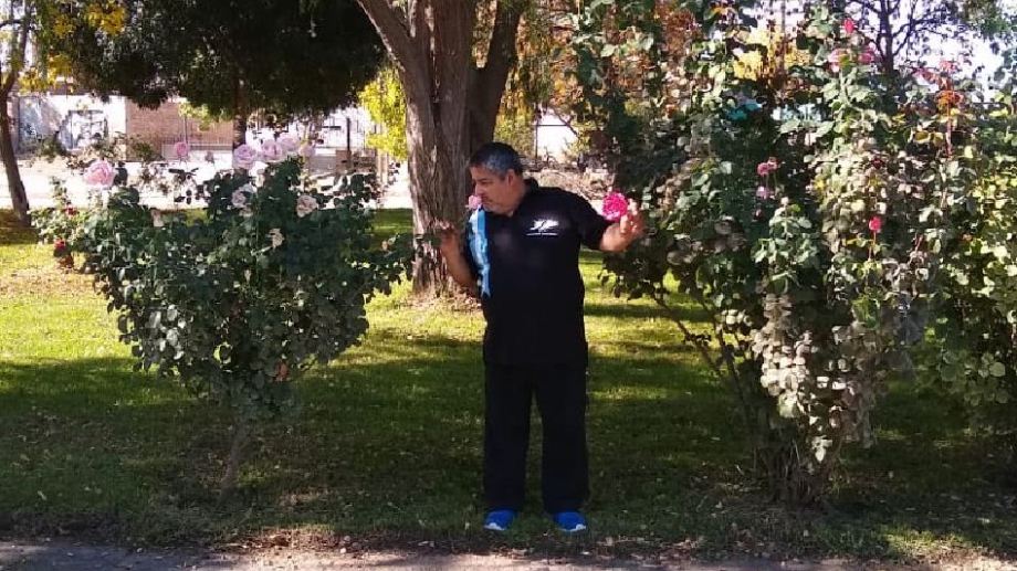 Héctor Gil en la plaza de Choele Choel donde planta las rosas. Es neuquino y vive desde los 9 años alli. 
