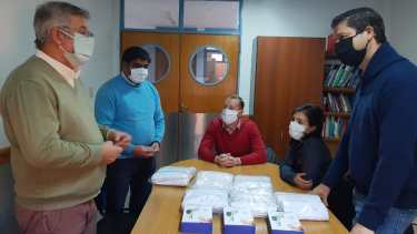 El intendente Carlos Corazini y el director de hospital de Junín de los Andes reciben donaciones de un vecino. (Municipalidad de Junín de los Andes)