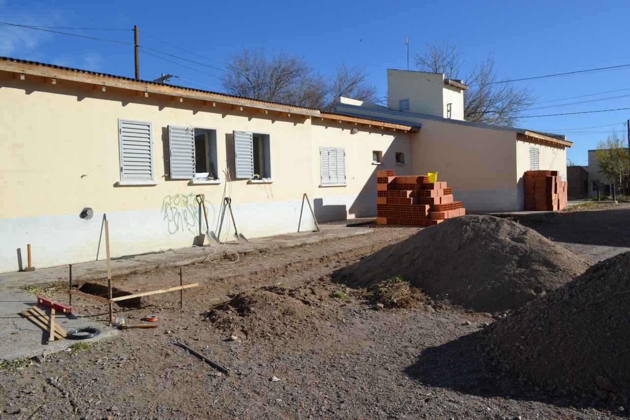 Hace unos días, operarios municipales comenzaron a ejecutar la obra de ampliación y refacción del Centro Comunitario. (Foto: Gentileza).