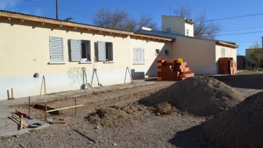 Hace unos días, operarios municipales comenzaron a ejecutar la obra de ampliación y refacción del Centro Comunitario. (Foto: Gentileza).
