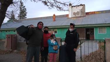Después de 14 días de cuarentena, los jóvenes se volvieron a reunir con sus familiares. (Foto: municipio de Maquinchao)