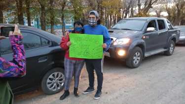 "Bienvenido Gusty".. la mamá recibió a su hijo en la vereda de la residencia Vírgen Misionera. (Foto: municipio de Maquinchao).