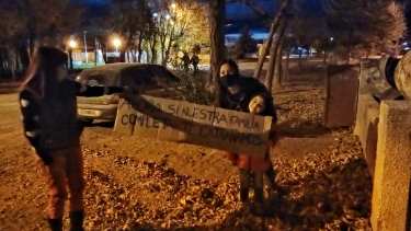 Con pancartas, los papás fueron a buscar a sus hijos a la residencia. (Foto: municipio de Maquinchao).