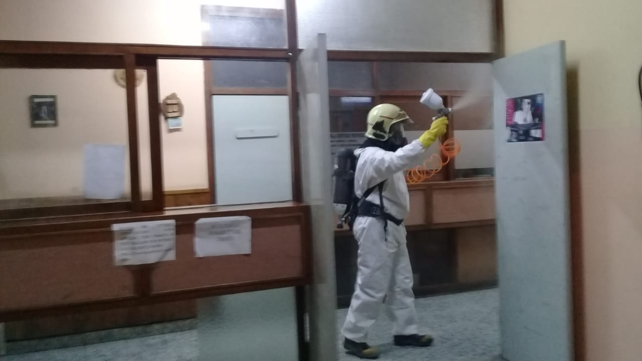 Por disposición de la Jefatura de Policía, desinfectaron el edificio de la Comisaría 16 de Huergo. (Foto gentileza)