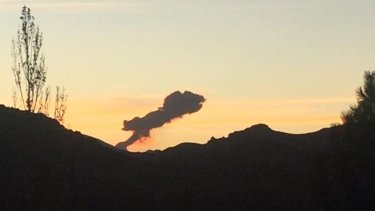 Uno de los sismos de la semana pasada fue acompañado por una columna de 2.500 metros de altura. Esta foto se tomó en Huinganco. (Gentileza @NicoFuentes14)