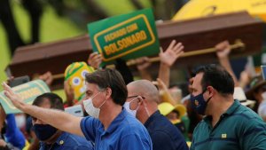 Bolsonaro asistió a una marcha mientras la pandemia hace estragos en Brasil