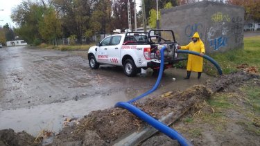 Defensa Civil Limpiando bocas de tormenta y desagotando esquinas en barrios de la ciudad. Foto: Twitter @panchobaggio
 