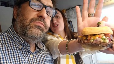 Padre e hija roquenses cocinan entraña con torta frita y salsa criolla en un increíble video