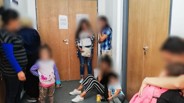 Personas que acuden en busca de Justicia, esperan en el piso y amontonados en los tribunales de Bariloche. Gentileza