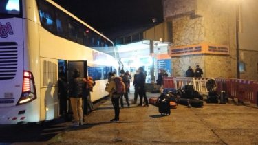 Así llegaron a San Martín, esta madrugada, los vecinos varados en Andorra. (Gentileza).- 