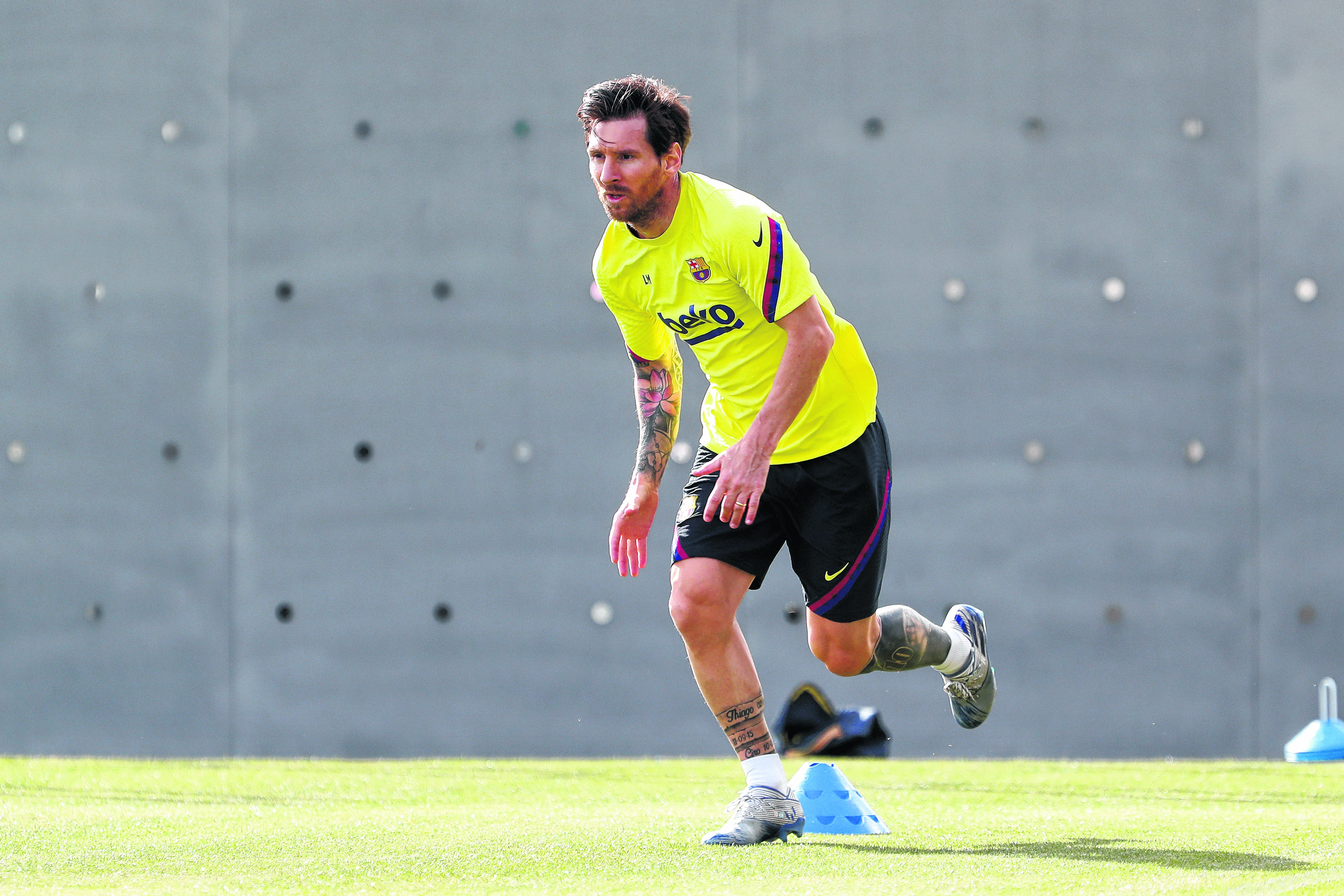 El plantel de Barcelona encabezado por Lionel Messi, pasa a la fase 3 del protocolo de sanidad ideado para los equipos españoles. (Foto/AP)