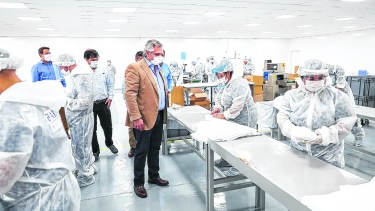 Cuarentena: evalúan autorizar la actividad en una decena de industrias