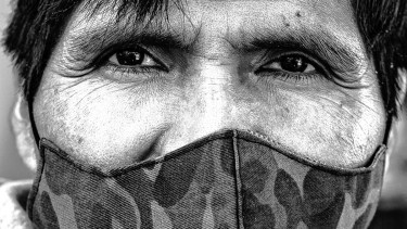 Miradas que revelan lo que oculta el barbijo. Foto: Gonzalo Maldonado