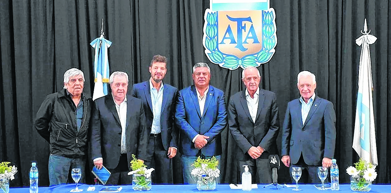 Chiqui Tapia y la plana mayor del Comité Ejecutivo: los presidentes de los cinco grandes del fútbol argentino.