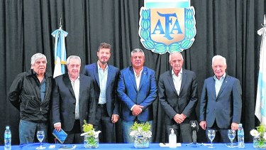 Chiqui Tapia y la plana mayor del Comité Ejecutivo: los presidentes de los cinco grandes del fútbol argentino.