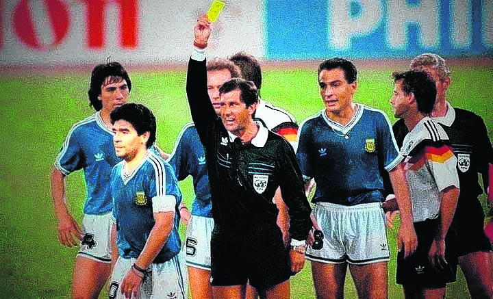 El árbitro sigue en el ojo de la tormenta a 30 años de la final de Italia '90. Aquí amonesta a Maradona y por detrás aparece Calderón.