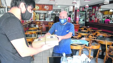 Estarán habilitados los comercios esenciales, los comercios con envío a domicilio y para llevar.