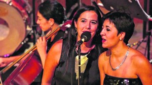 Empieza la función: «Encanto de mujer», de Fundación Cultural Patagonia