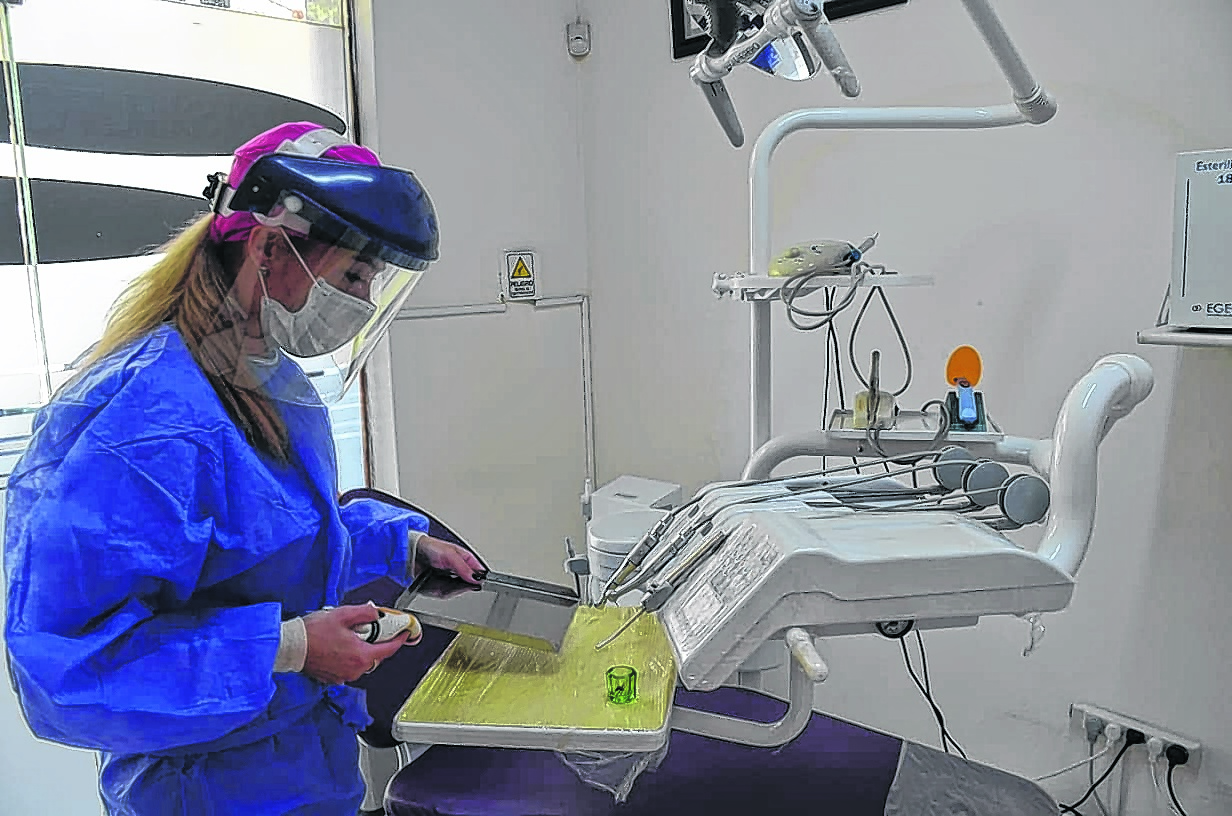 Los odontólogos tienen un kit de seguridad amplio para ellos y para los pacientes. Archivo