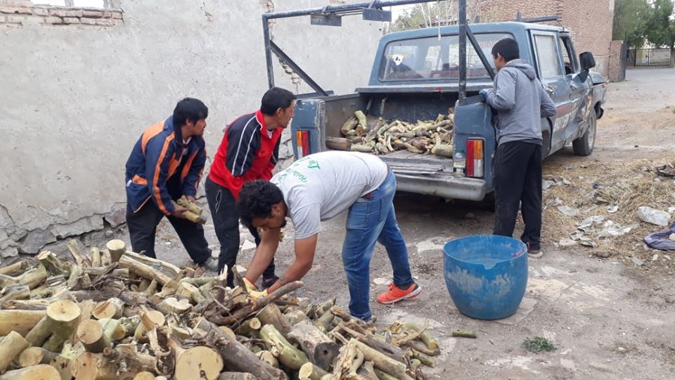 Algunos municipios empezaron a repartir leña entre aquellas familias vulnerables (Foto: municipio de Maquinchao).