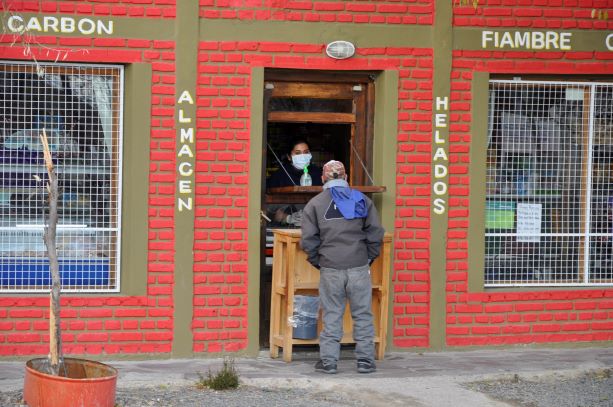 Algunos comercios del rubro "alimentos" decidieron atender a los clientes desde la puerta. (Foto: José Mellado).
