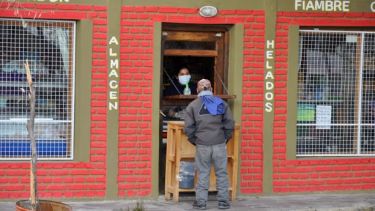 Algunos comercios del rubro "alimentos" decidieron atender a los clientes desde la puerta. (Foto: José Mellado).